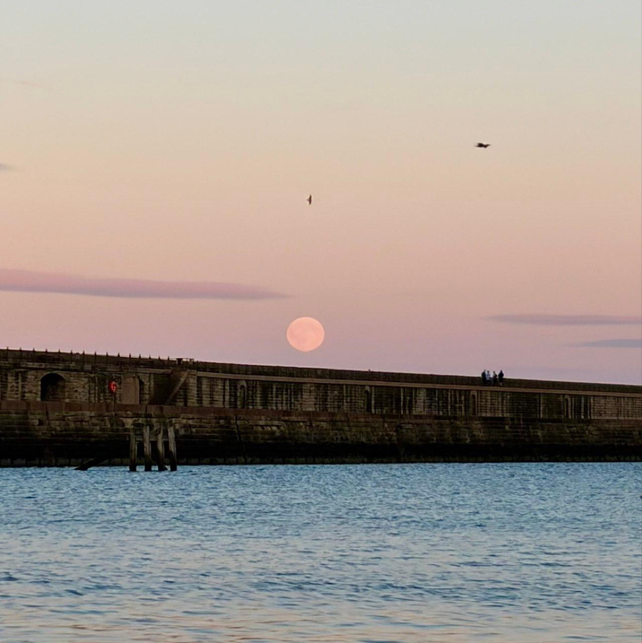 The Moon over North Shields, United Kingdom — full moon, Lunar Day 17