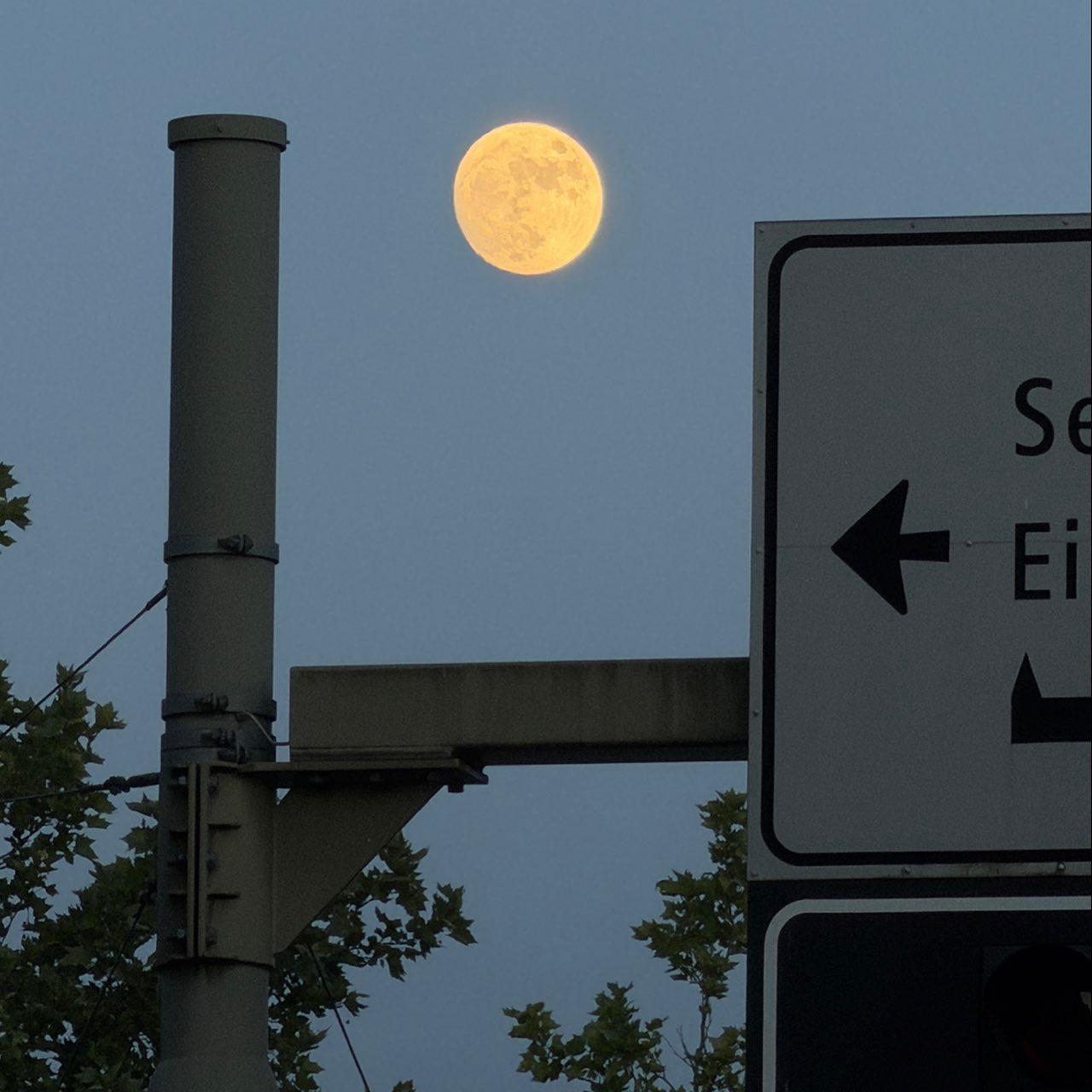 The Moon over Winterthur, Schweiz — full moon, Lunar Day 14