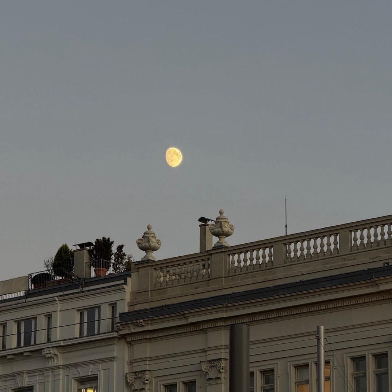 The Moon over Vienne, Autriche — full moon, Lunar Day 15