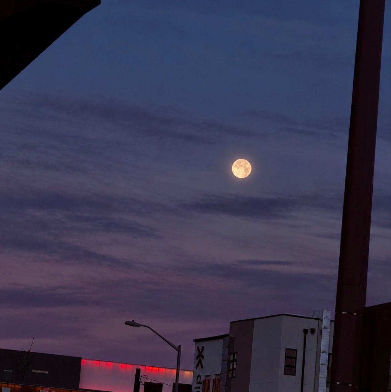 The Moon over Colorado Springs, United States — full moon, Lunar Day 15