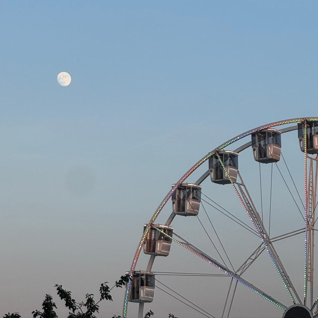 The Moon over Hamburg, Deutschland — full moon, Lunar Day 14