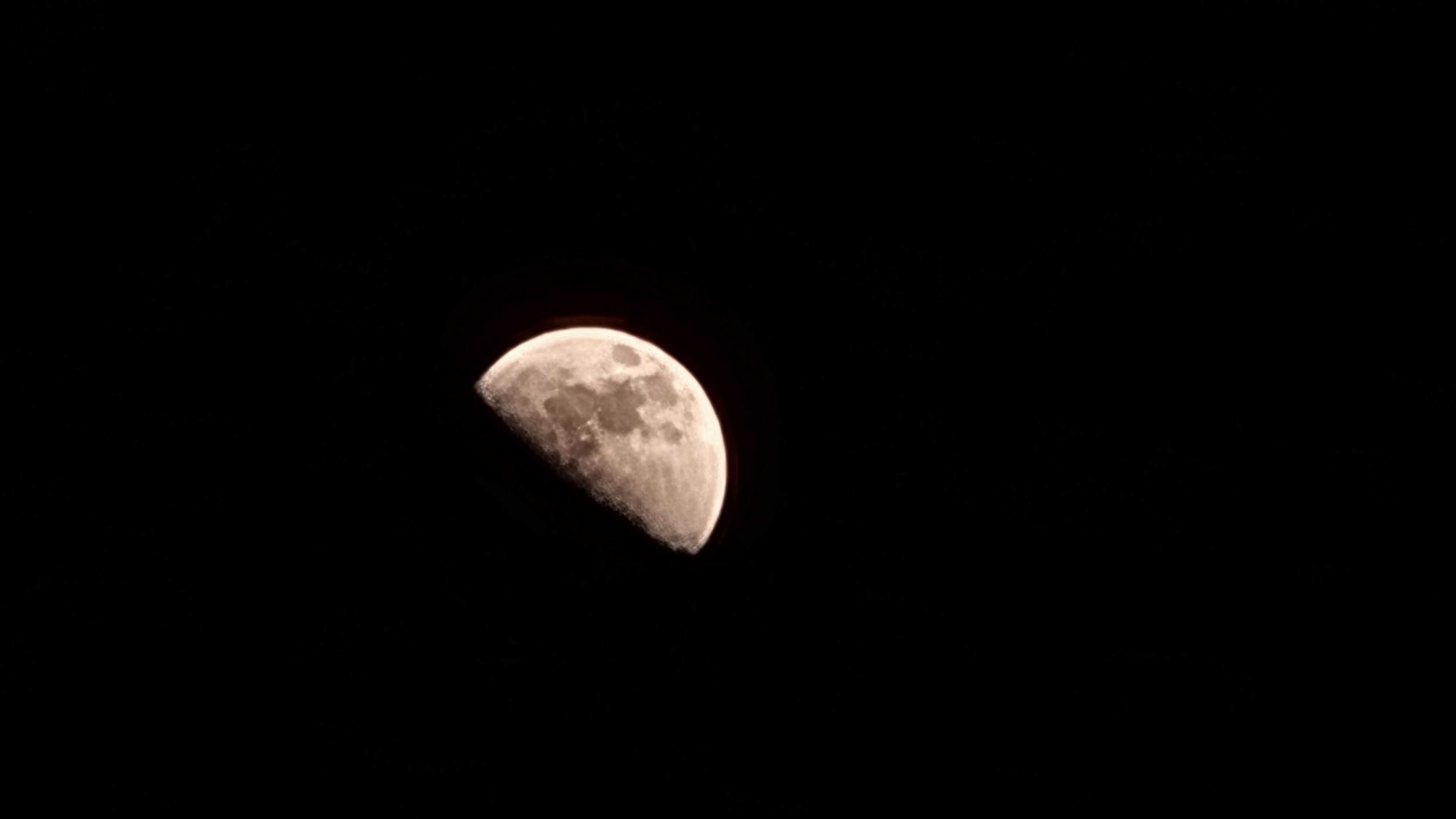 The Moon over Bilbao, España — first quarter, Lunar Day 11