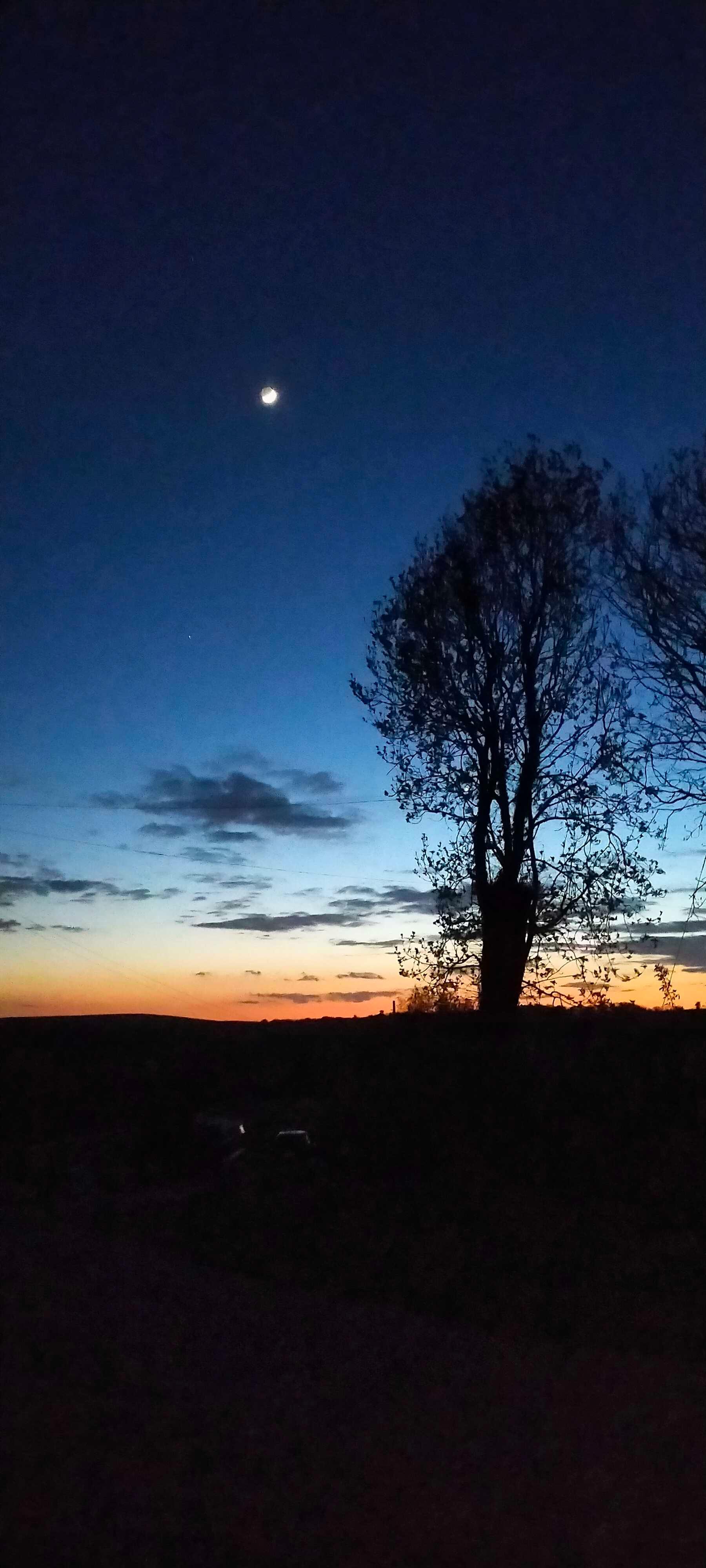 The Moon over United Kingdom — waxing crescent, Lunar Day 4