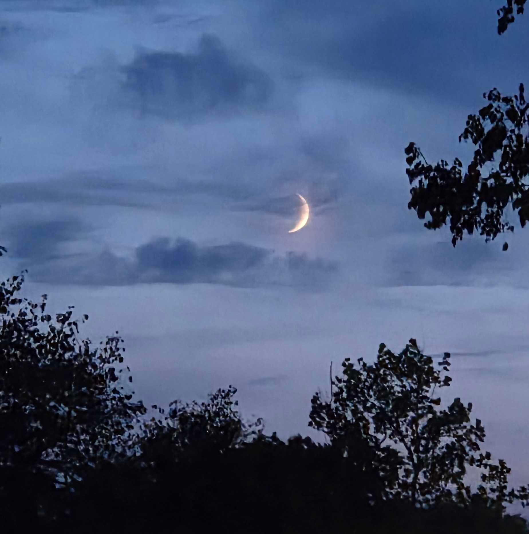 The Moon over Trieste, Italia — waxing crescent, Lunar Day 5