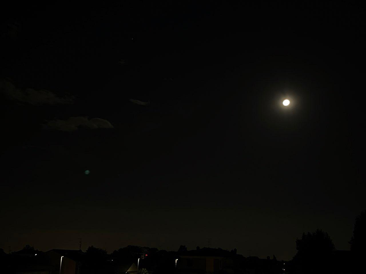 The Moon over Milan, Italie — full moon, Lunar Day 16