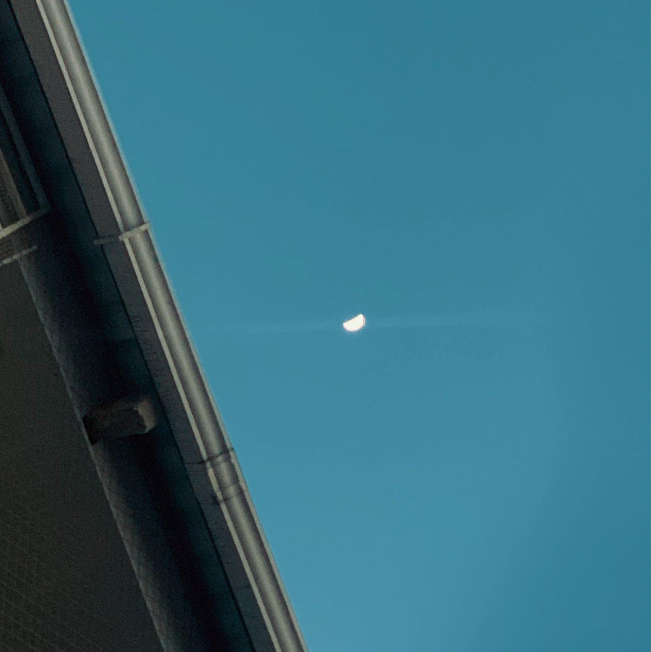 The Moon over Cali, Colombia — first quarter, Lunar Day 9