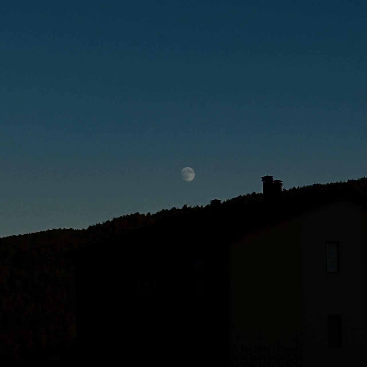 The Moon over San Giovanni in Fiore, Italia — waxing gibbous, Lunar Day 15