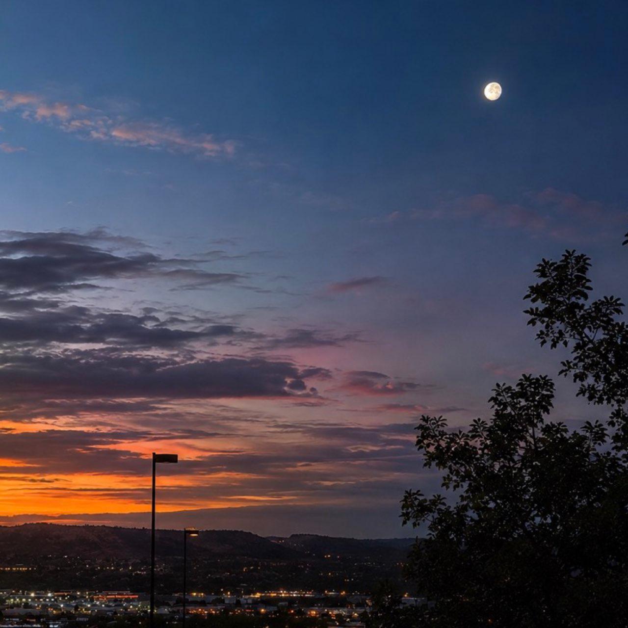The Moon over Colorado Springs, United States — waning gibbous, Lunar Day 19