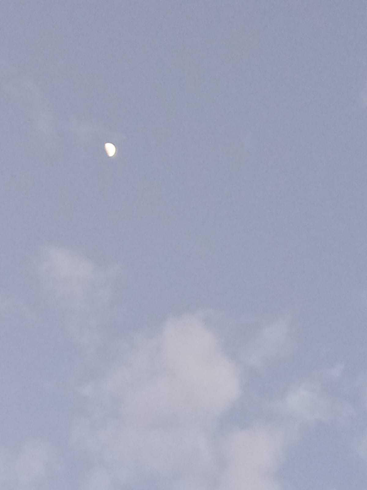 The Moon over Englewood, Estados Unidos — waxing crescent, Lunar Day 6