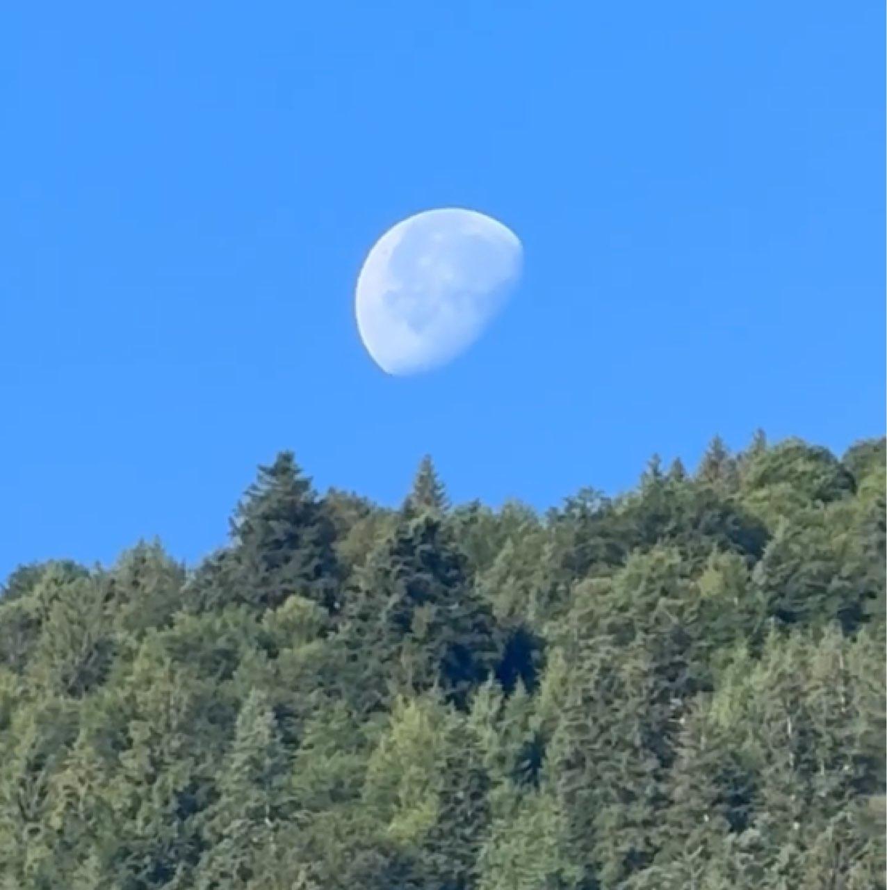 The Moon over Ennetbürgen, Schweiz — waning gibbous, Lunar Day 21
