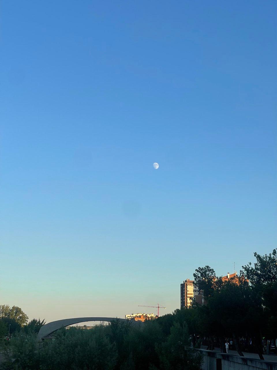 The Moon over Madrid, España — waxing gibbous, Lunar Day 13