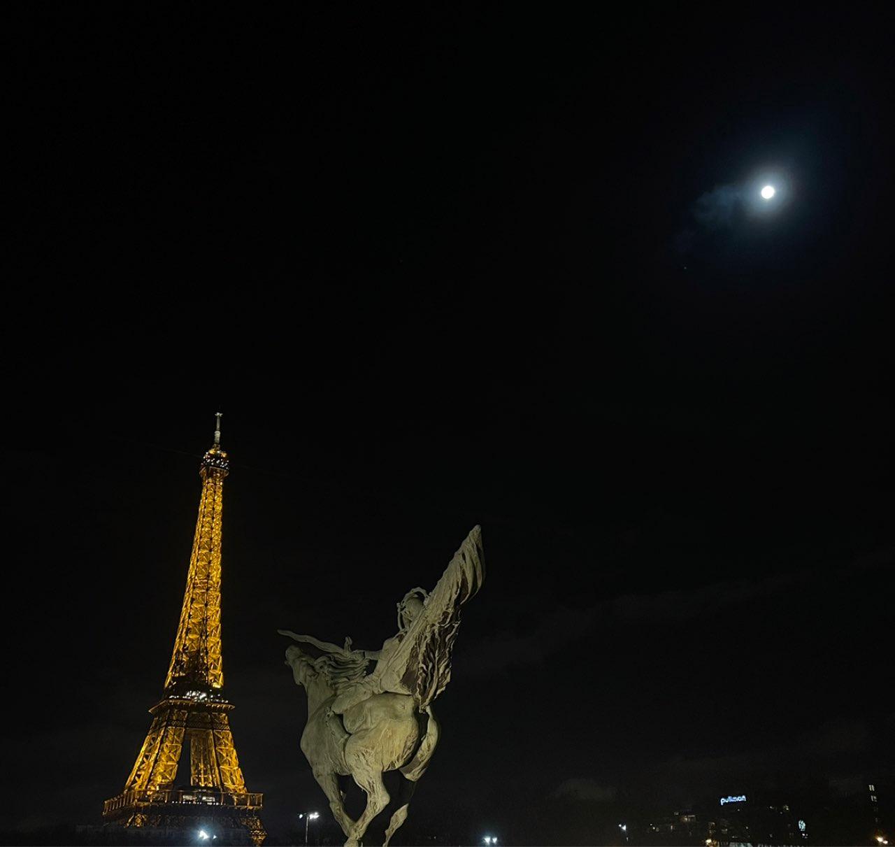 The Moon over Paris, Francia — full moon, Lunar Day 16