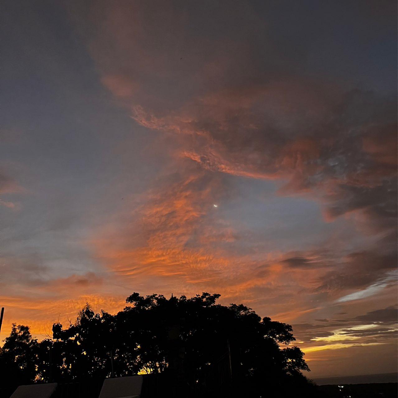 The Moon over Tabanan, Indonesien — waxing crescent, Lunar Day 3