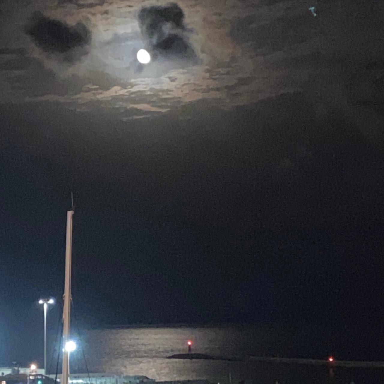 The Moon over Denia, España — waning gibbous, Lunar Day 20
