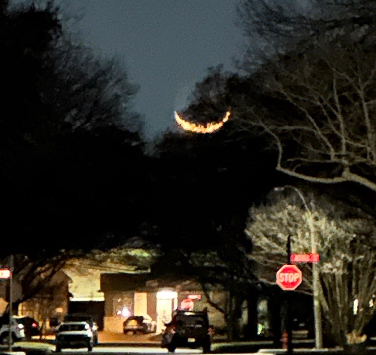 The Moon over Farmers Branch, Estados Unidos — waxing crescent, Lunar Day 4