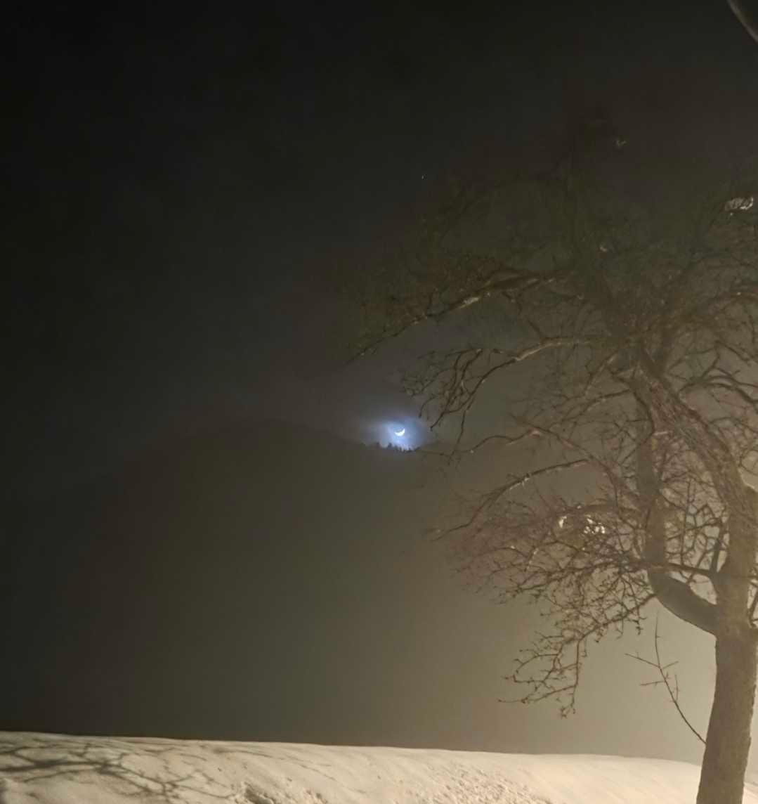 The Moon over Trieste, Italia — waxing crescent, Lunar Day 5
