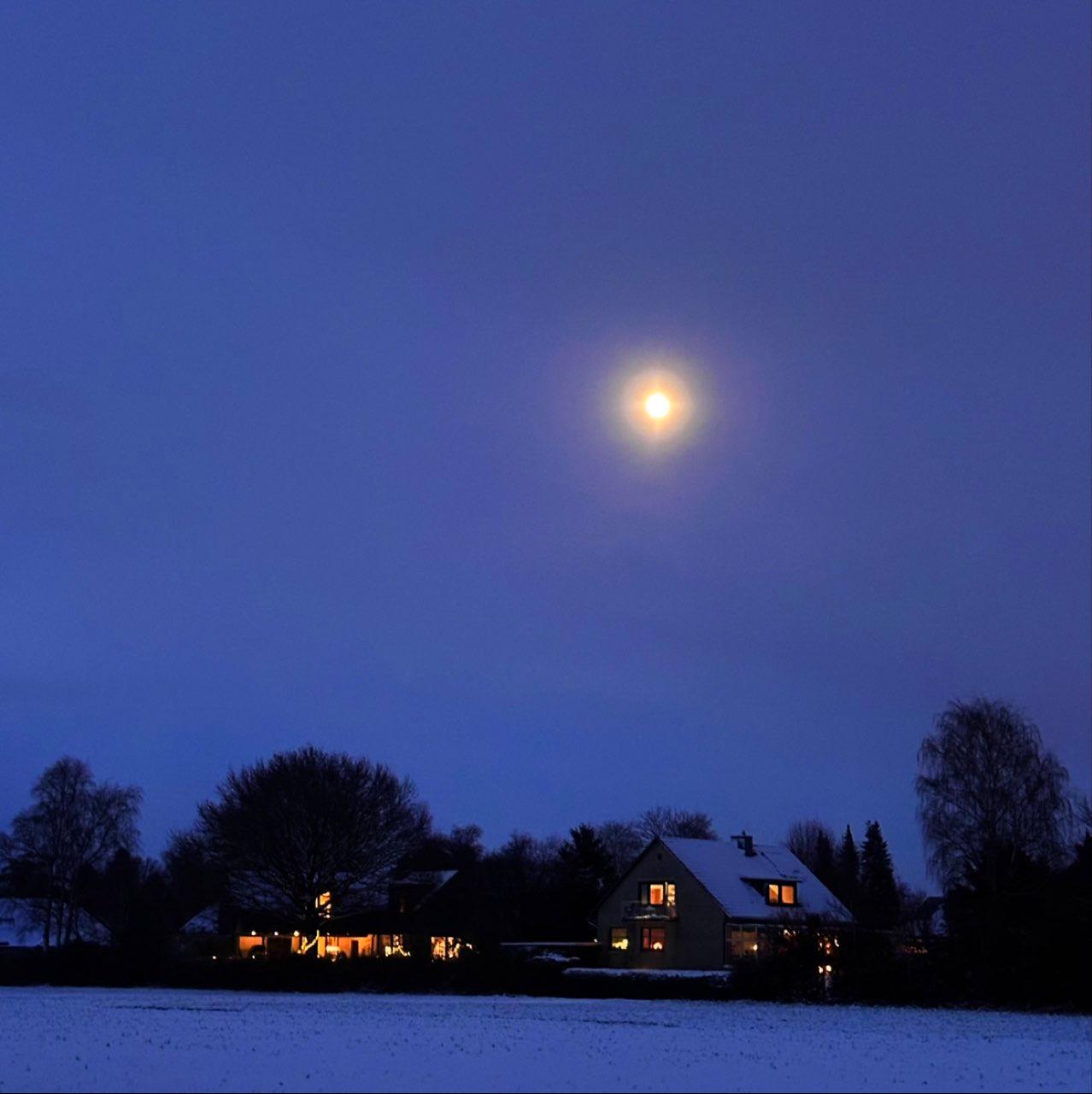 The Moon over Halstenbek, Deutschland — full moon, Lunar Day 15