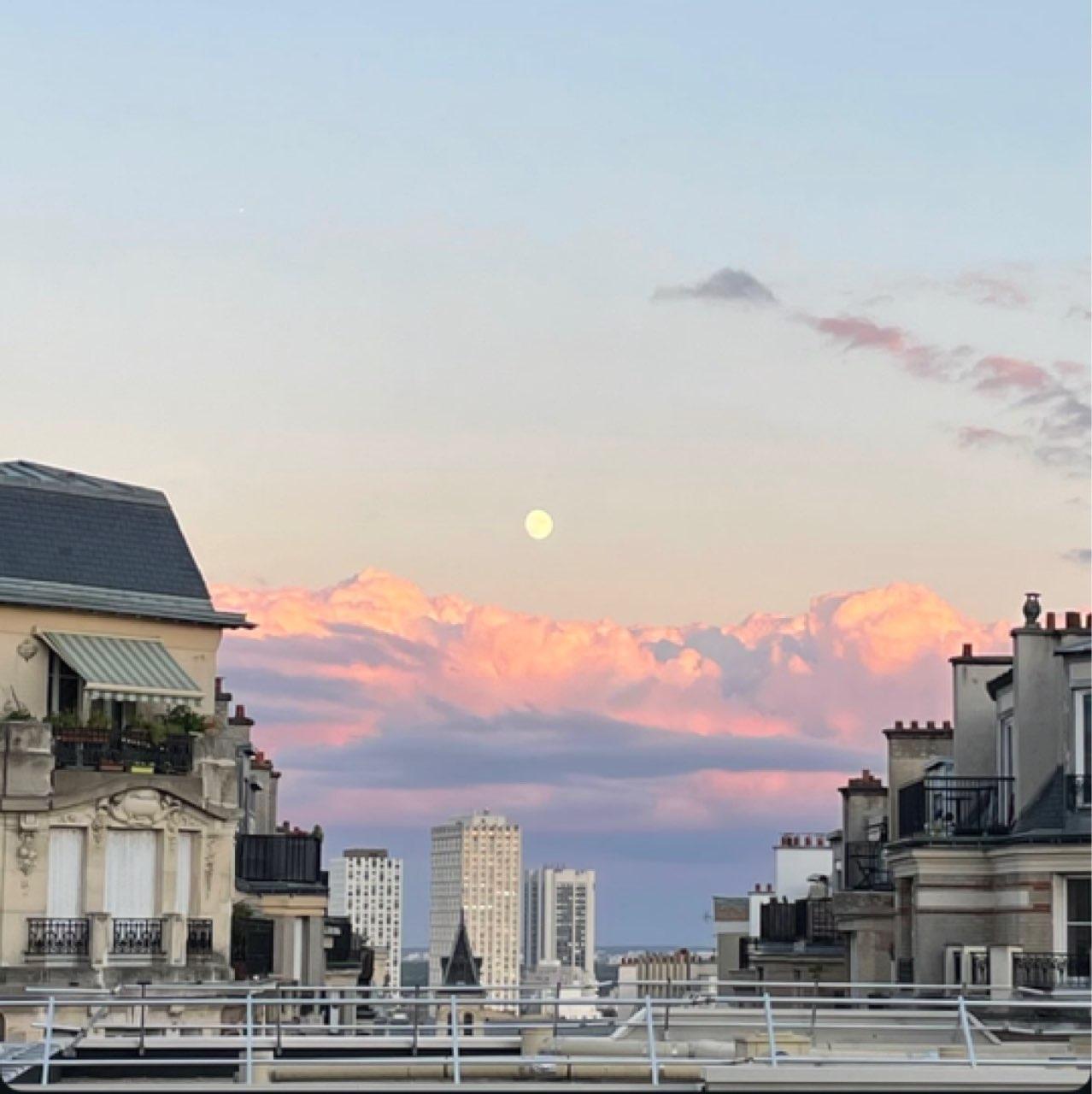 The Moon over París, Francia — waxing gibbous, Lunar Day 13