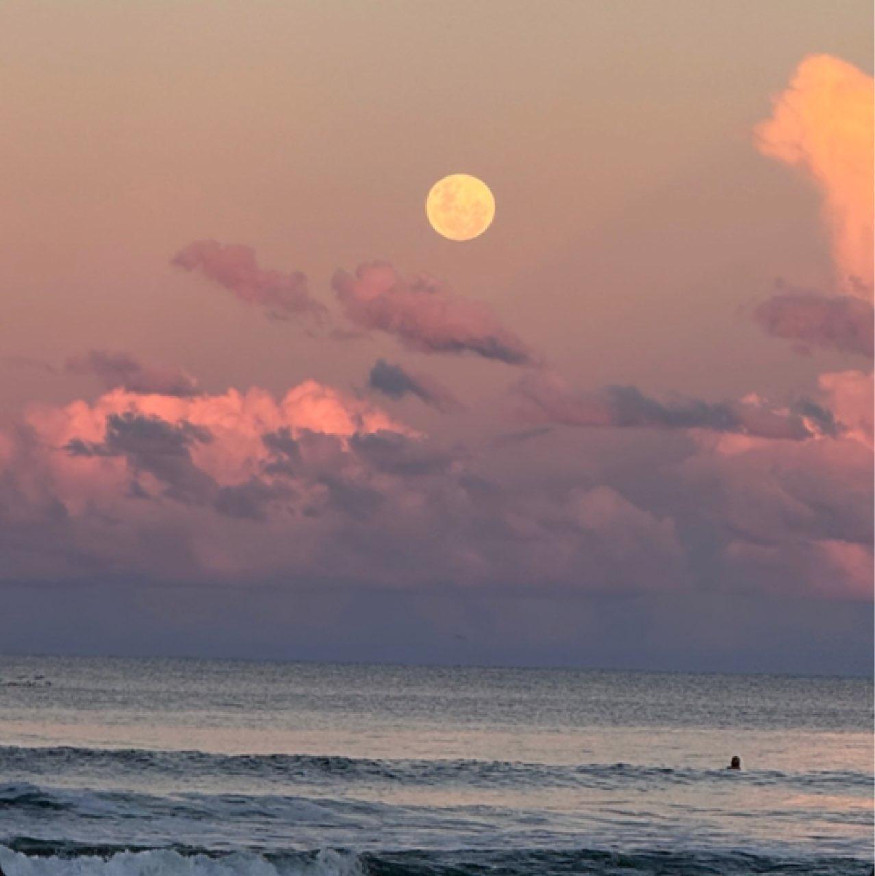 The Moon over Melbourne, Australia — full moon, Lunar Day 16