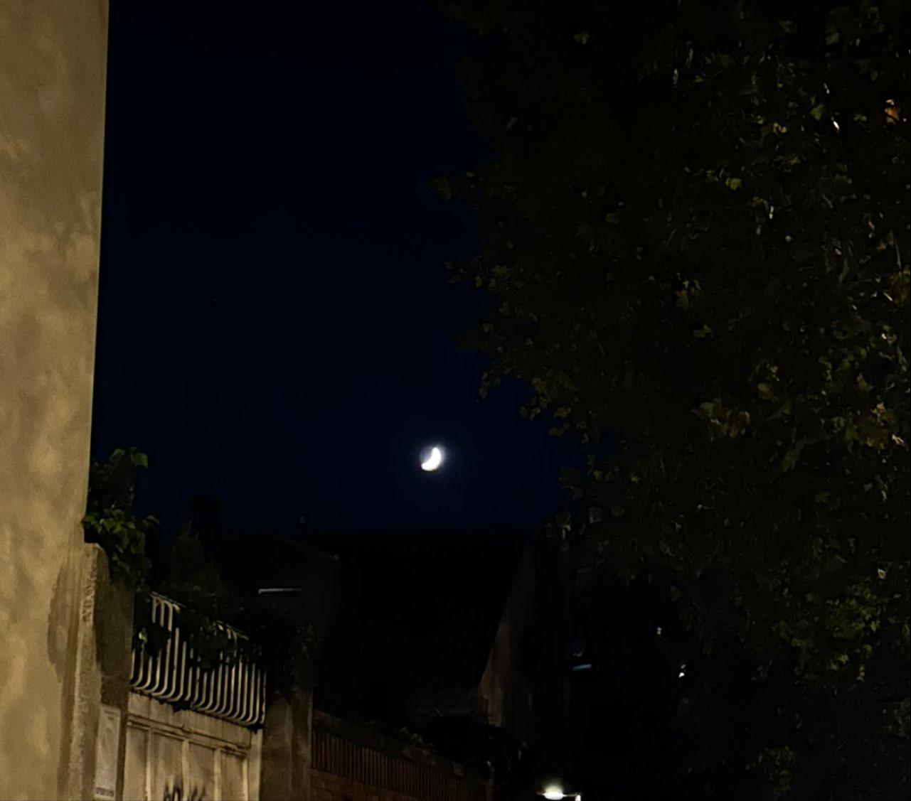 The Moon over Madrid, España — waxing gibbous, Lunar Day 14