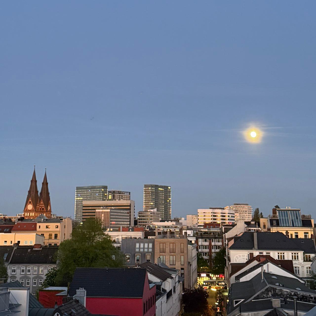 The Moon over Hamburg, Deutschland — full moon, Lunar Day 14