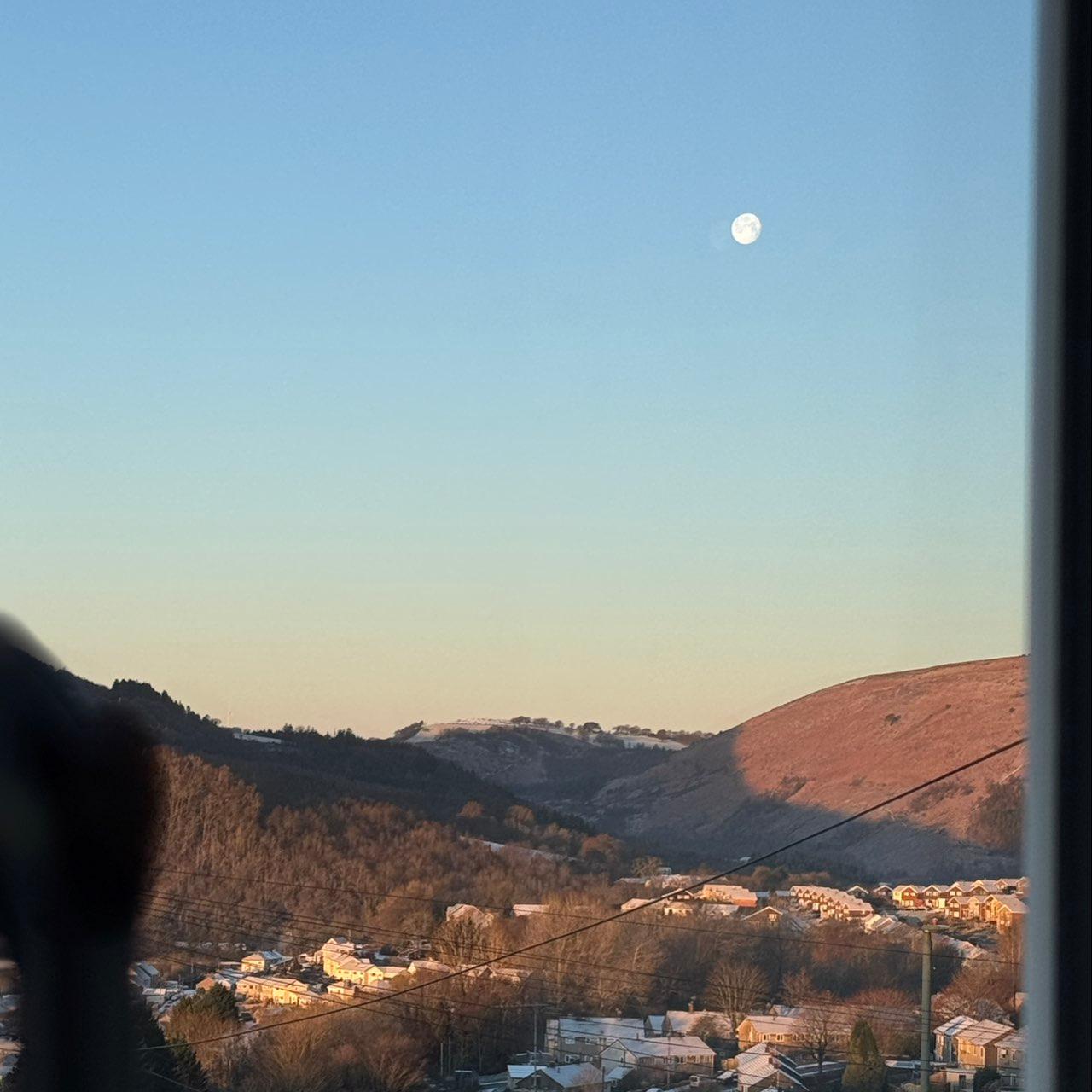 The Moon over Newport, Великобритания — waning gibbous, Lunar Day 17