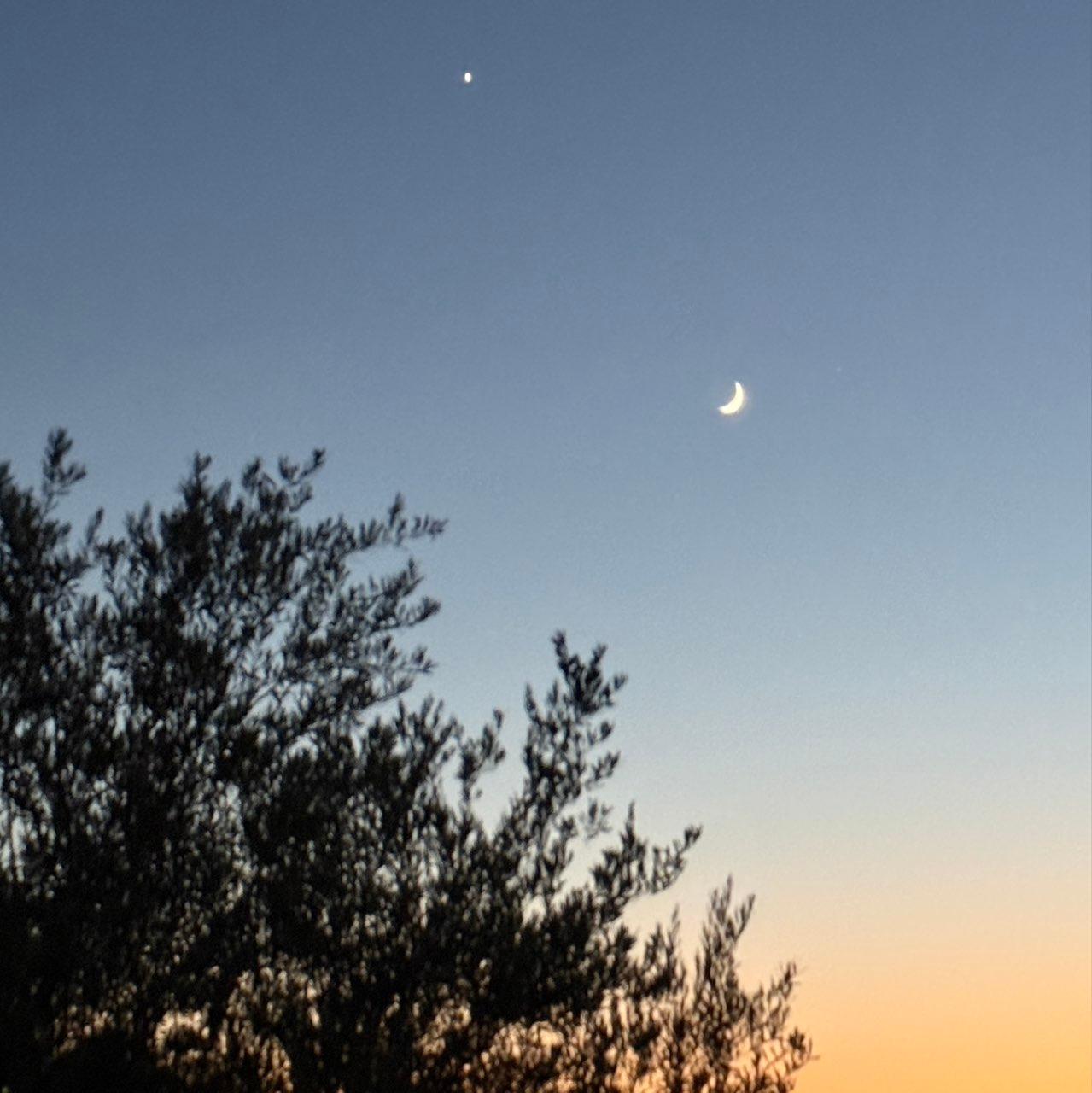 The Moon over Bakersfield, United States — waxing crescent, Lunar Day 4