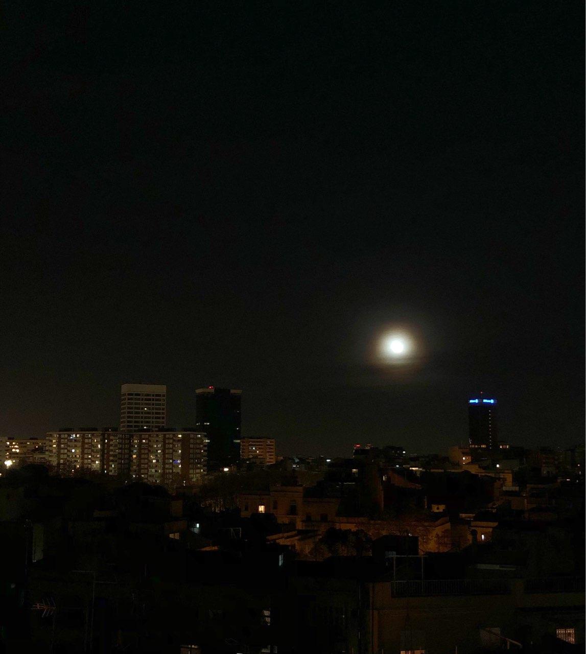 The Moon over Barcelona, España — waning gibbous, Lunar Day 19