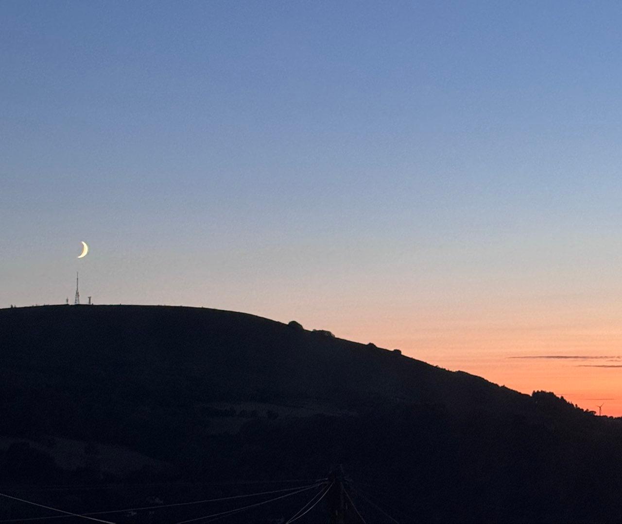 The Moon over Newport, Великобритания — waxing crescent, Lunar Day 5