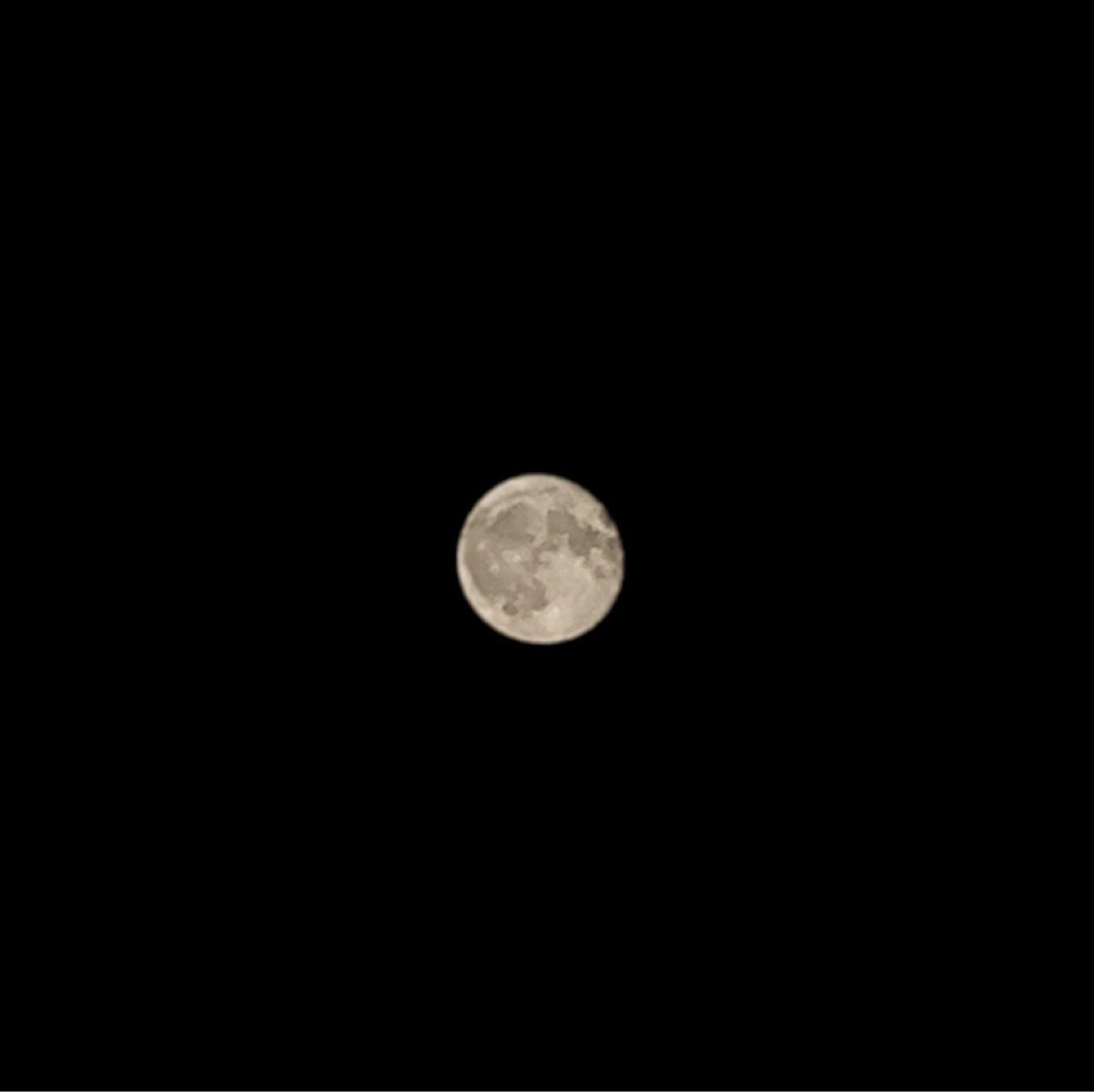 The Moon over Uggiate-Trevano, Italia — full moon, Lunar Day 18