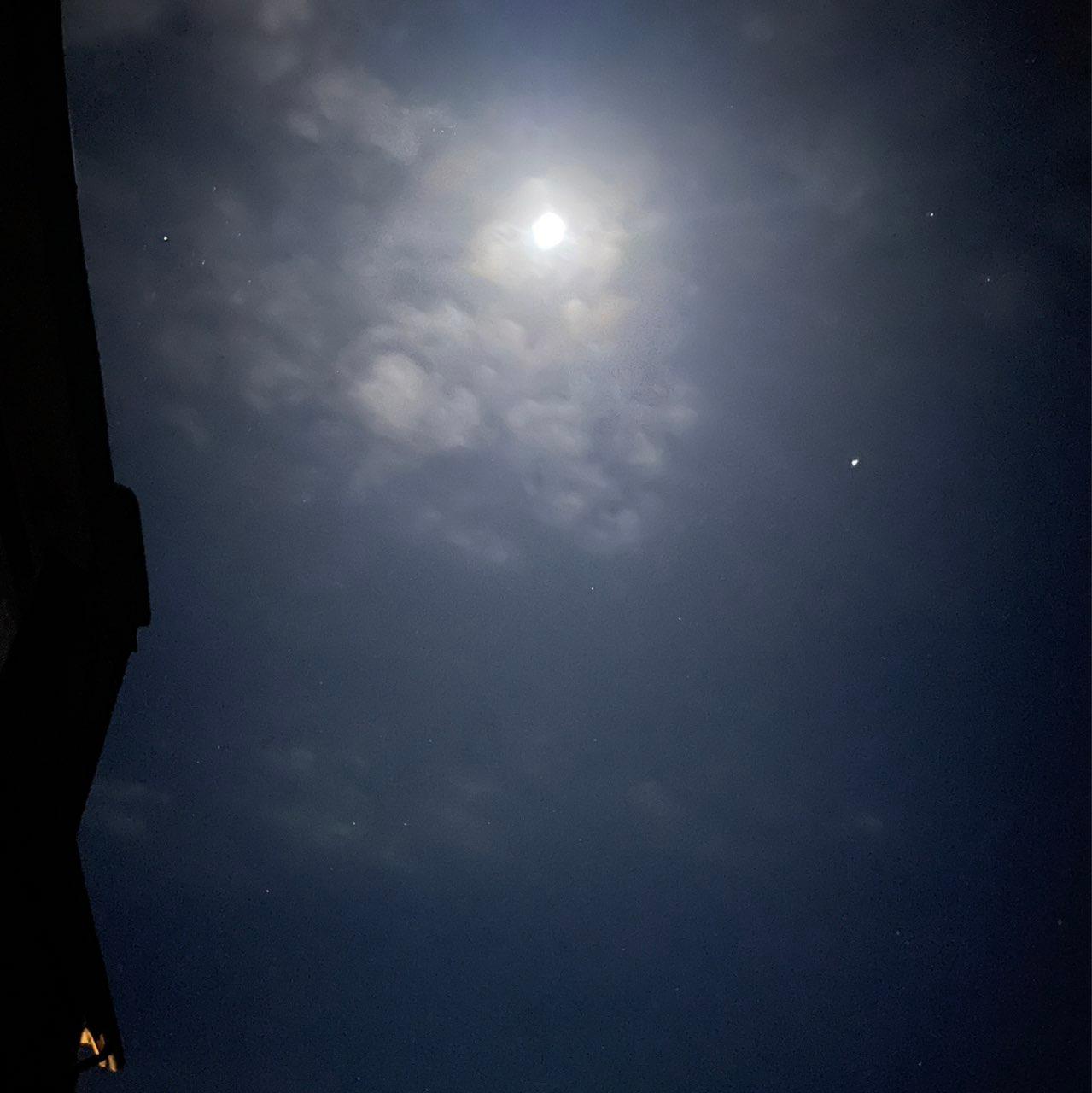 The Moon over Saint-Méloir-des-Ondes, Francia — waxing gibbous, Lunar Day 12