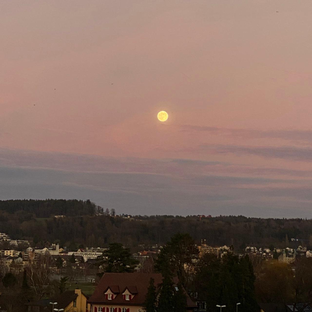 The Moon over Schlieren, Schweiz — full moon, Lunar Day 15
