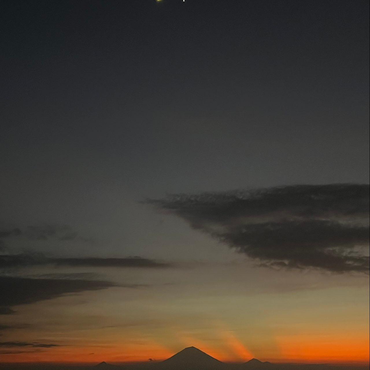 The Moon over Kabupaten Lombok Utara, Indonesien — waxing crescent, Lunar Day 6