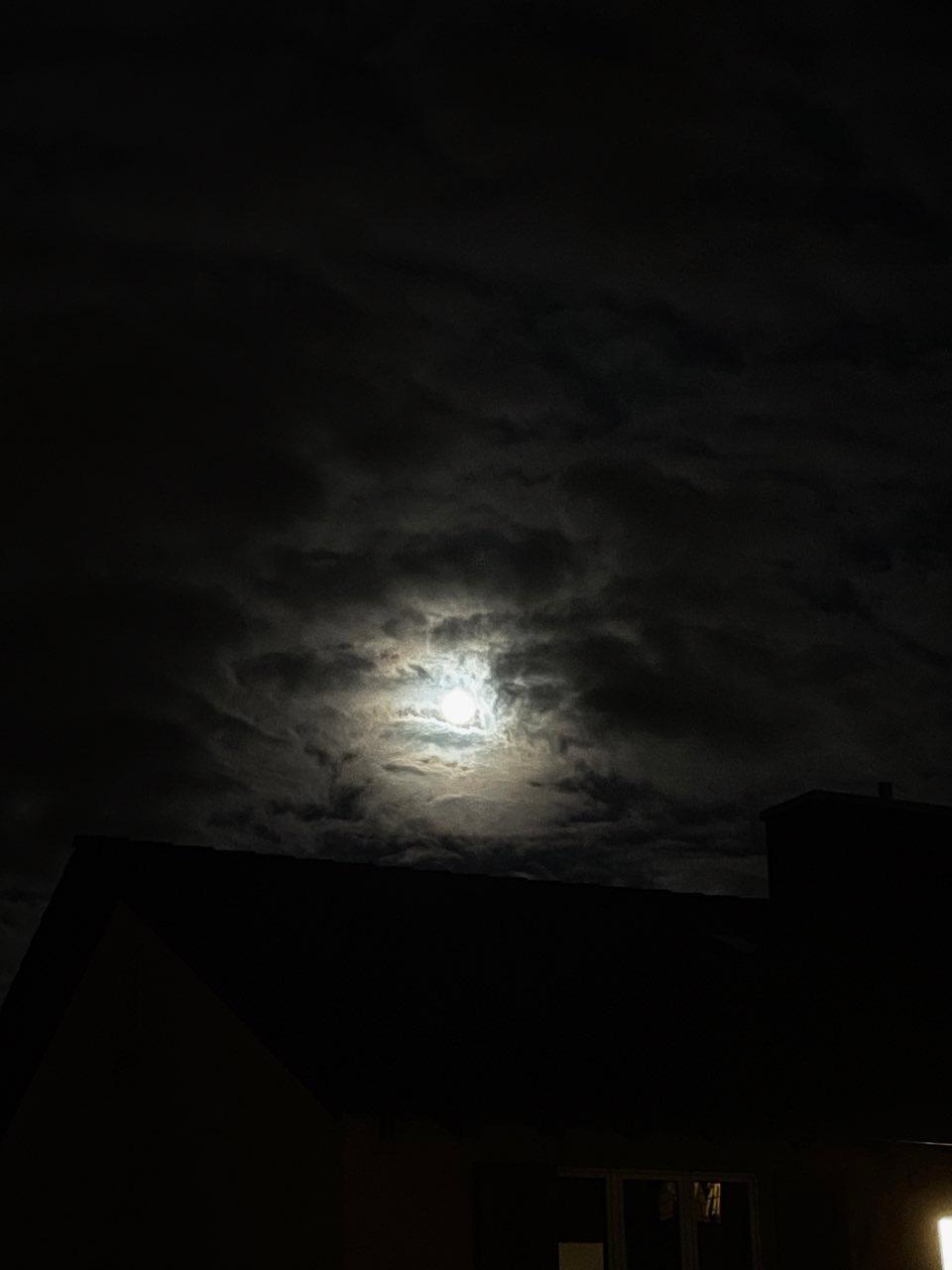 The Moon over Zürich, Schweiz — full moon, Lunar Day 14