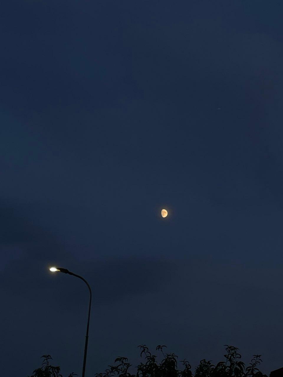 The Moon over Pizzighettone, Italia — waxing gibbous, Lunar Day 12