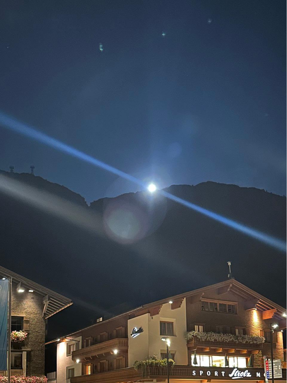 The Moon over Lech am Arlberg, Österreich — full moon, Lunar Day 15