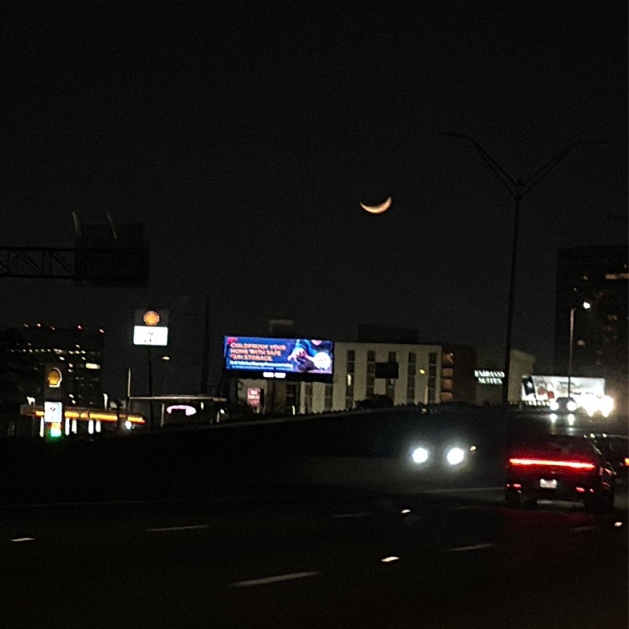 The Moon over Dallas, Estados Unidos — waxing crescent, Lunar Day 5