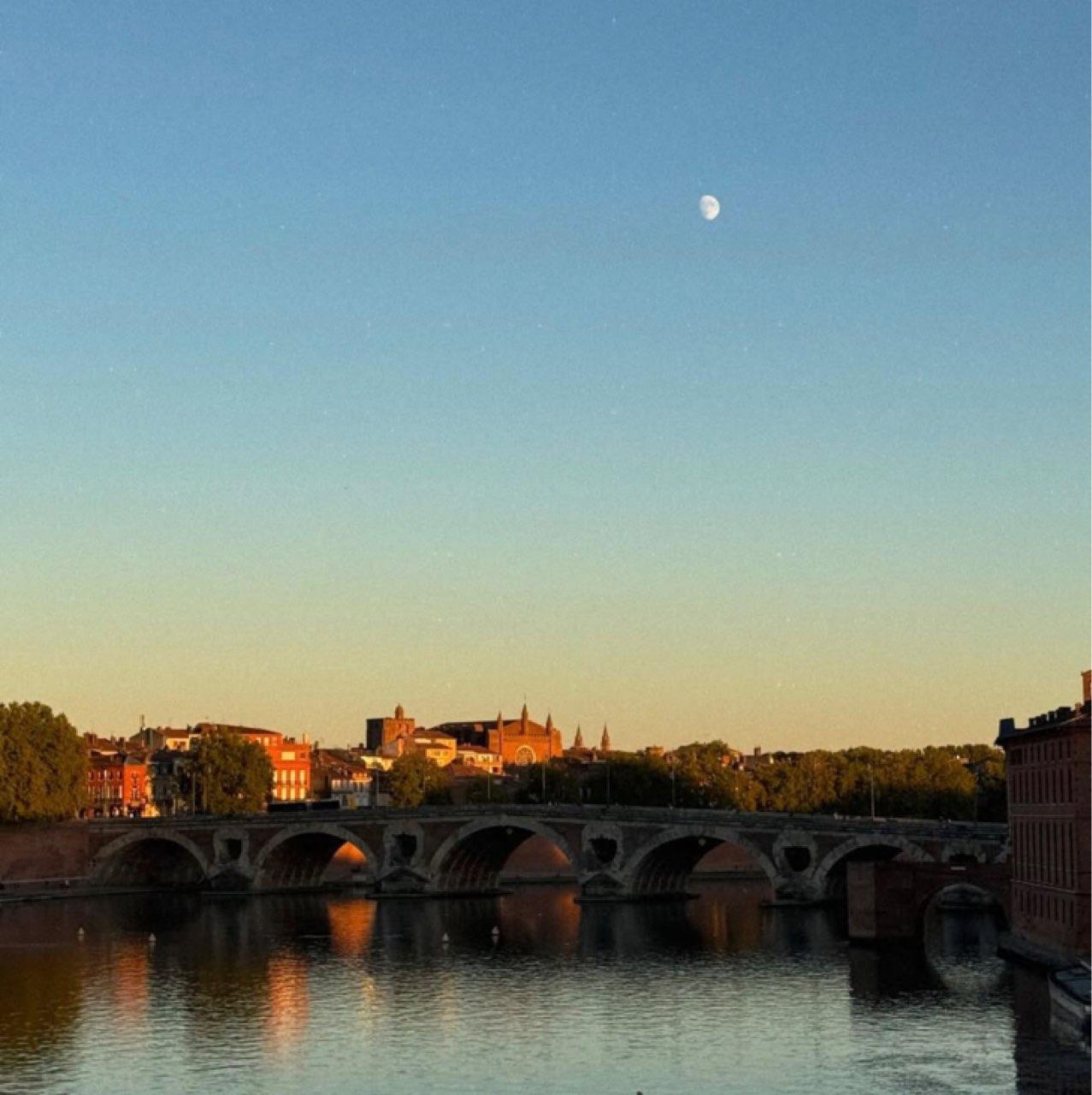 The Moon over Toulouse, Francia — waxing gibbous, Lunar Day 13