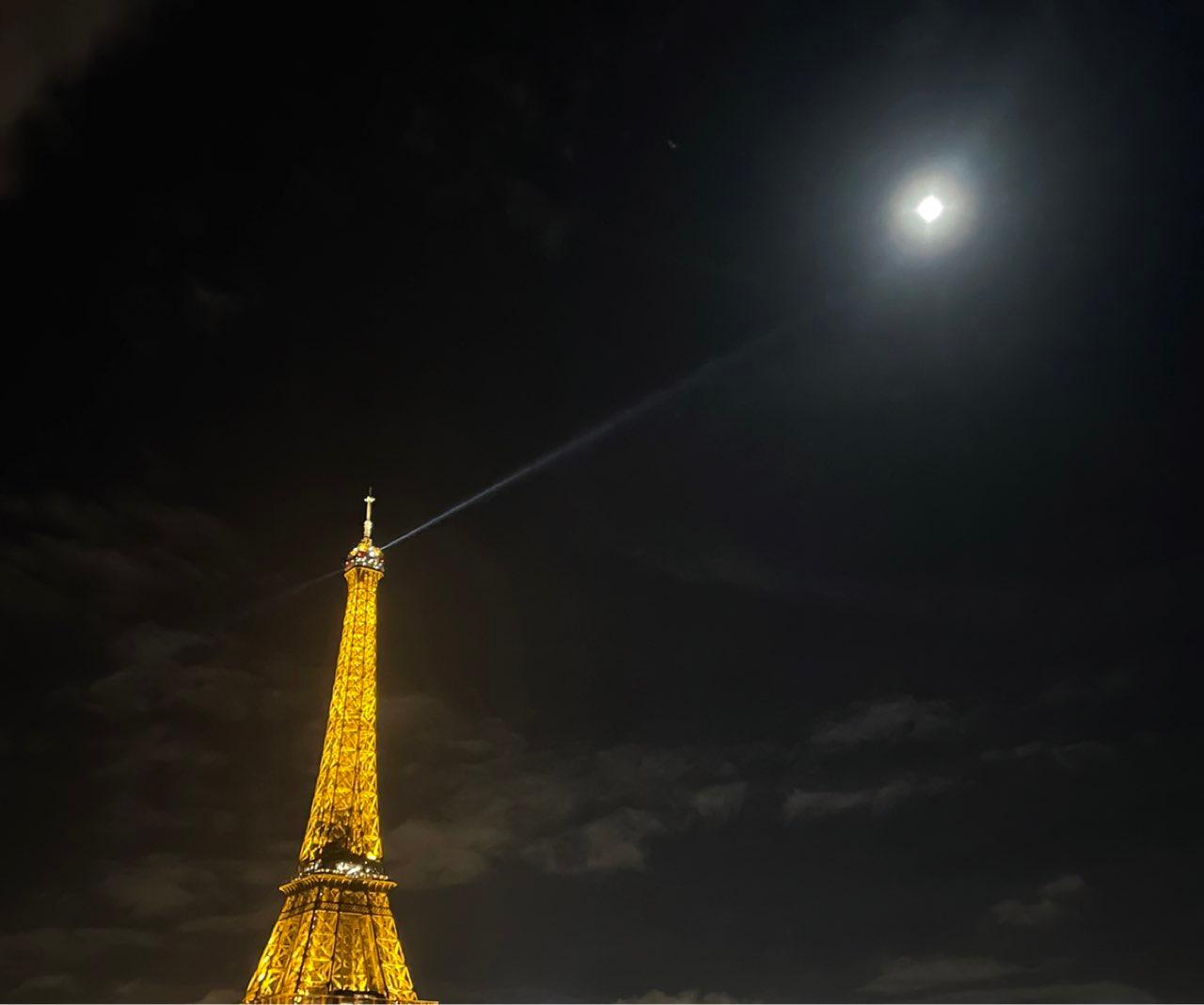 The Moon over Paris, Francia — full moon, Lunar Day 15