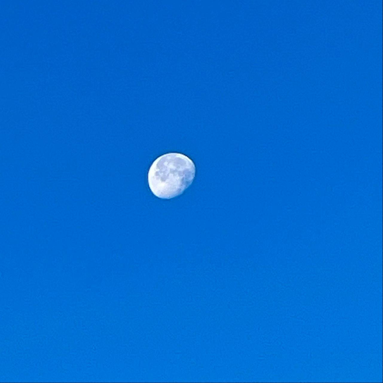 The Moon over Brumunddal, Норвегия — waning gibbous, Lunar Day 19