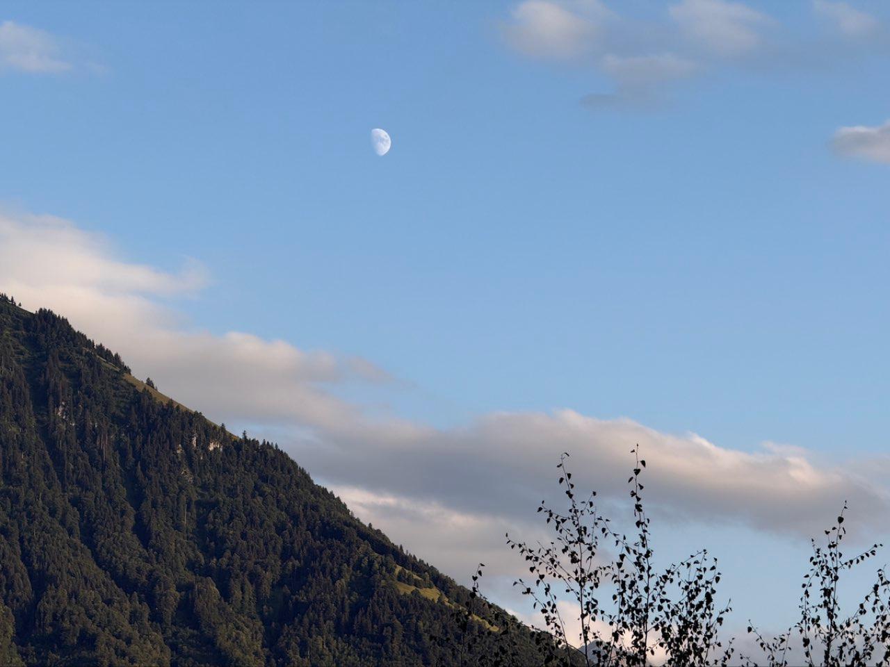 The Moon over Ennetbürgen, Schweiz — waxing gibbous, Lunar Day 10