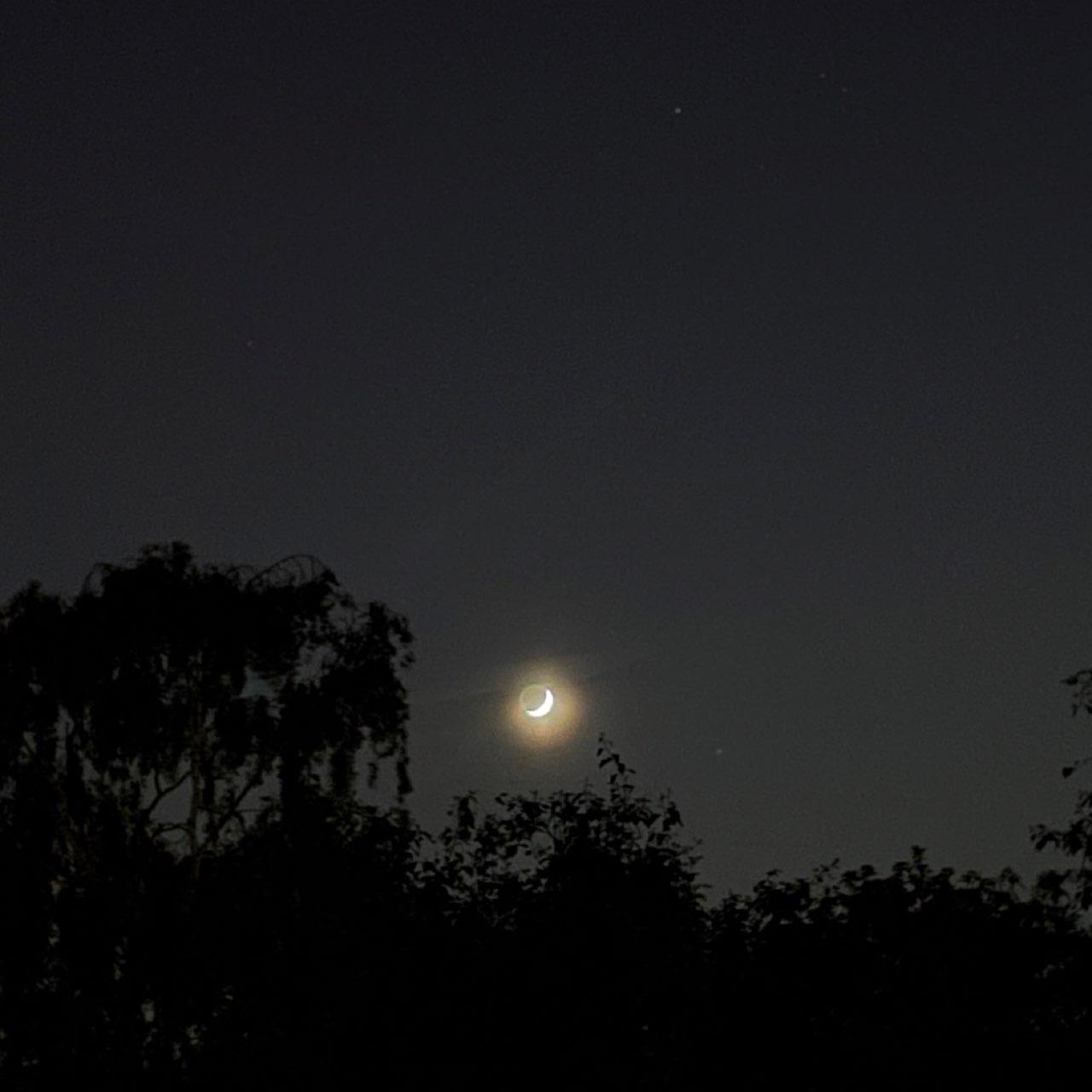 The Moon over Duisburg, Deutschland — waxing crescent, Lunar Day 4