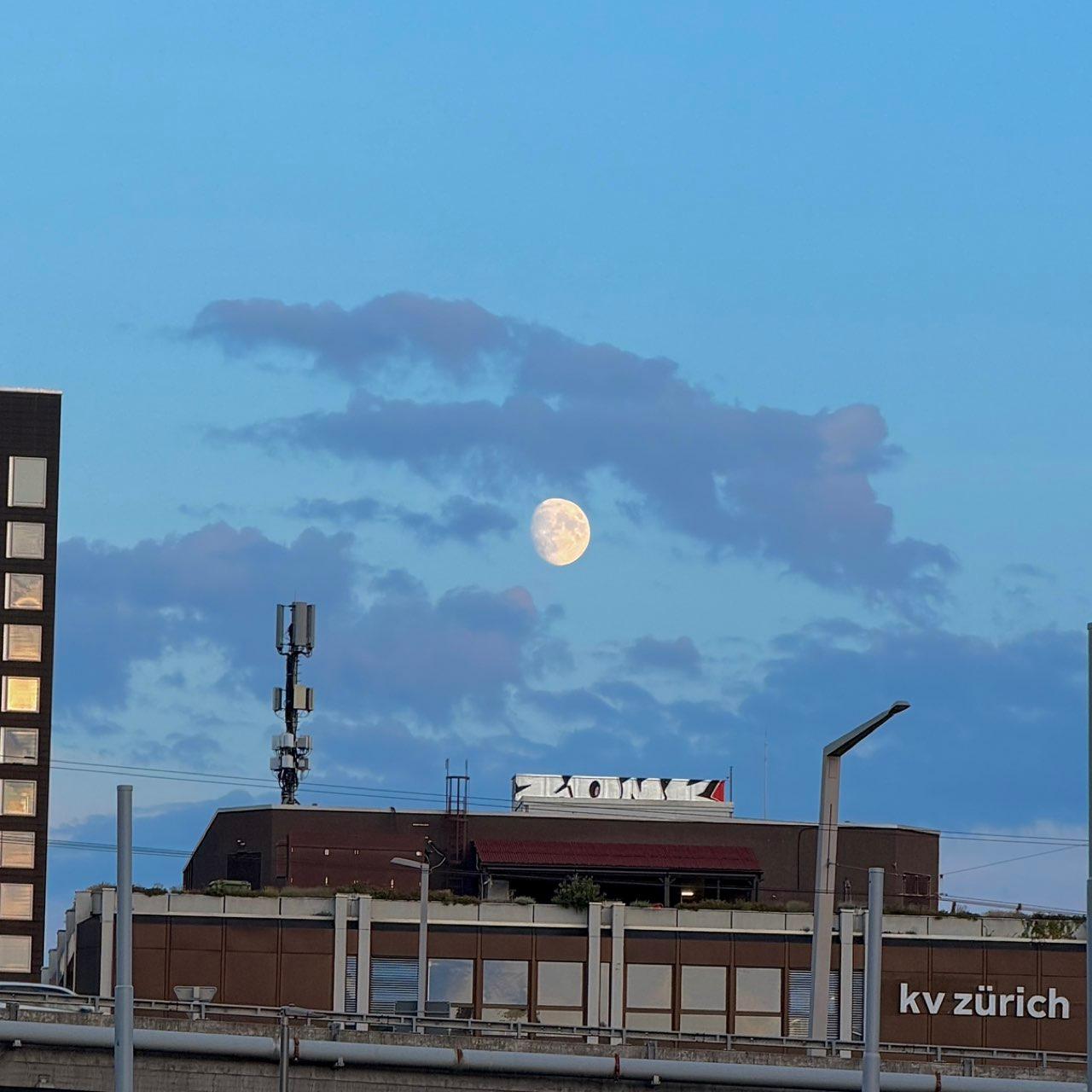 The Moon over Zürich, Schweiz — waxing gibbous, Lunar Day 13