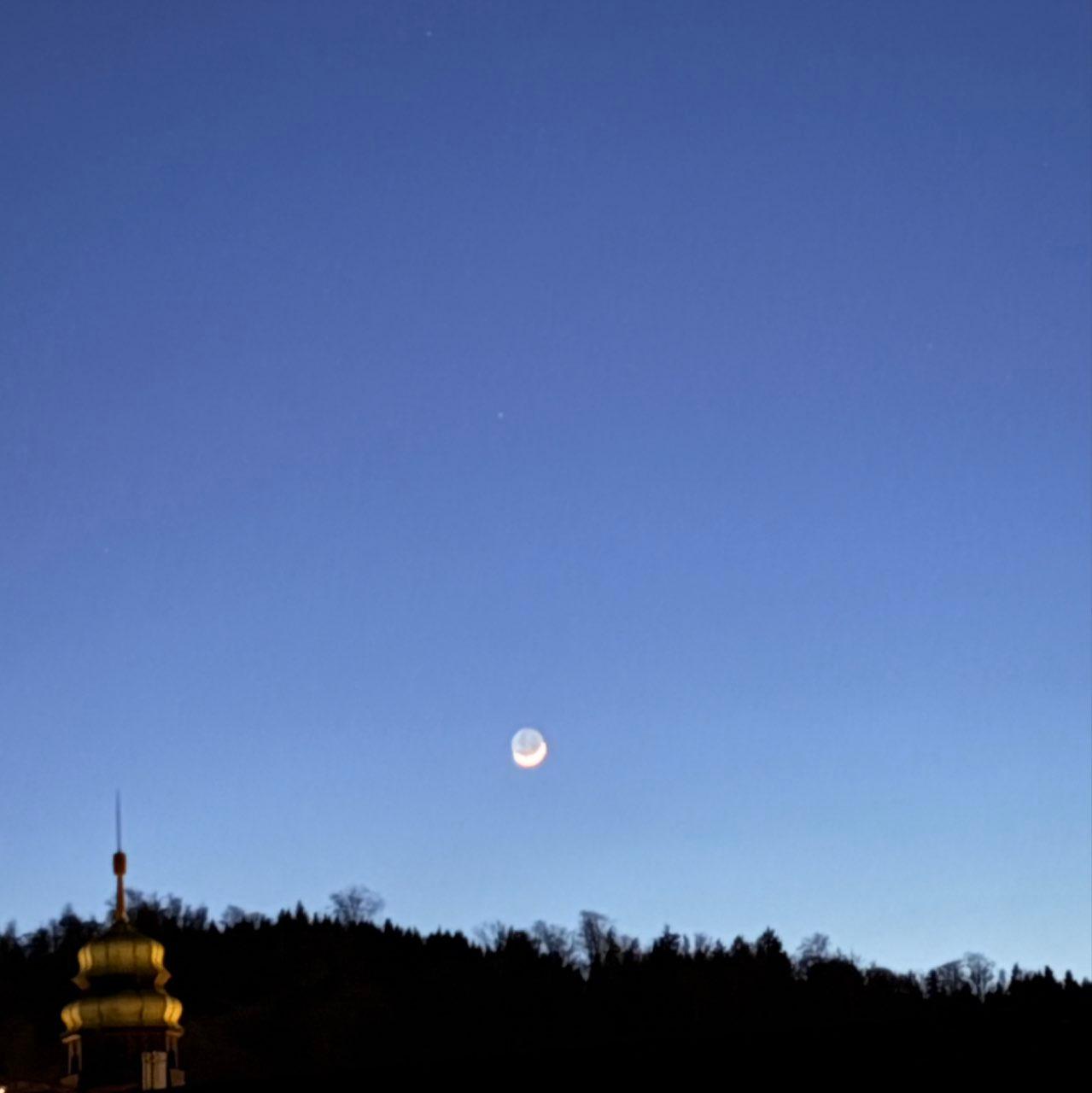 The Moon over Luzern, Schweiz — waxing crescent, Lunar Day 3