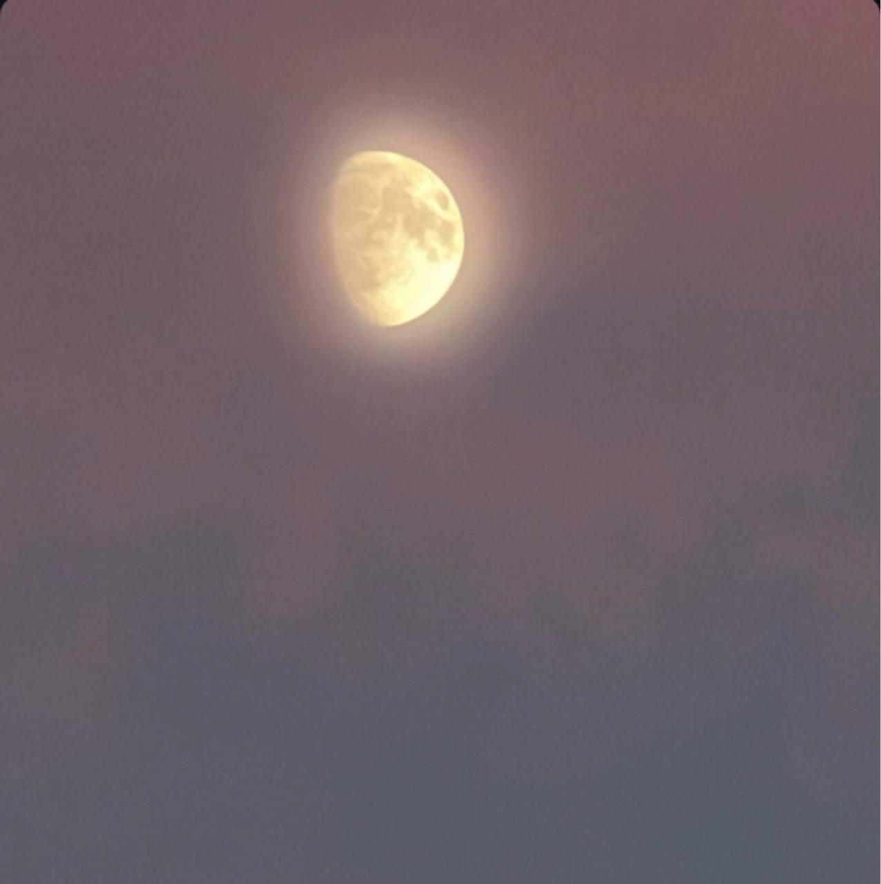 The Moon over Toulouse, Francia — waxing gibbous, Lunar Day 12