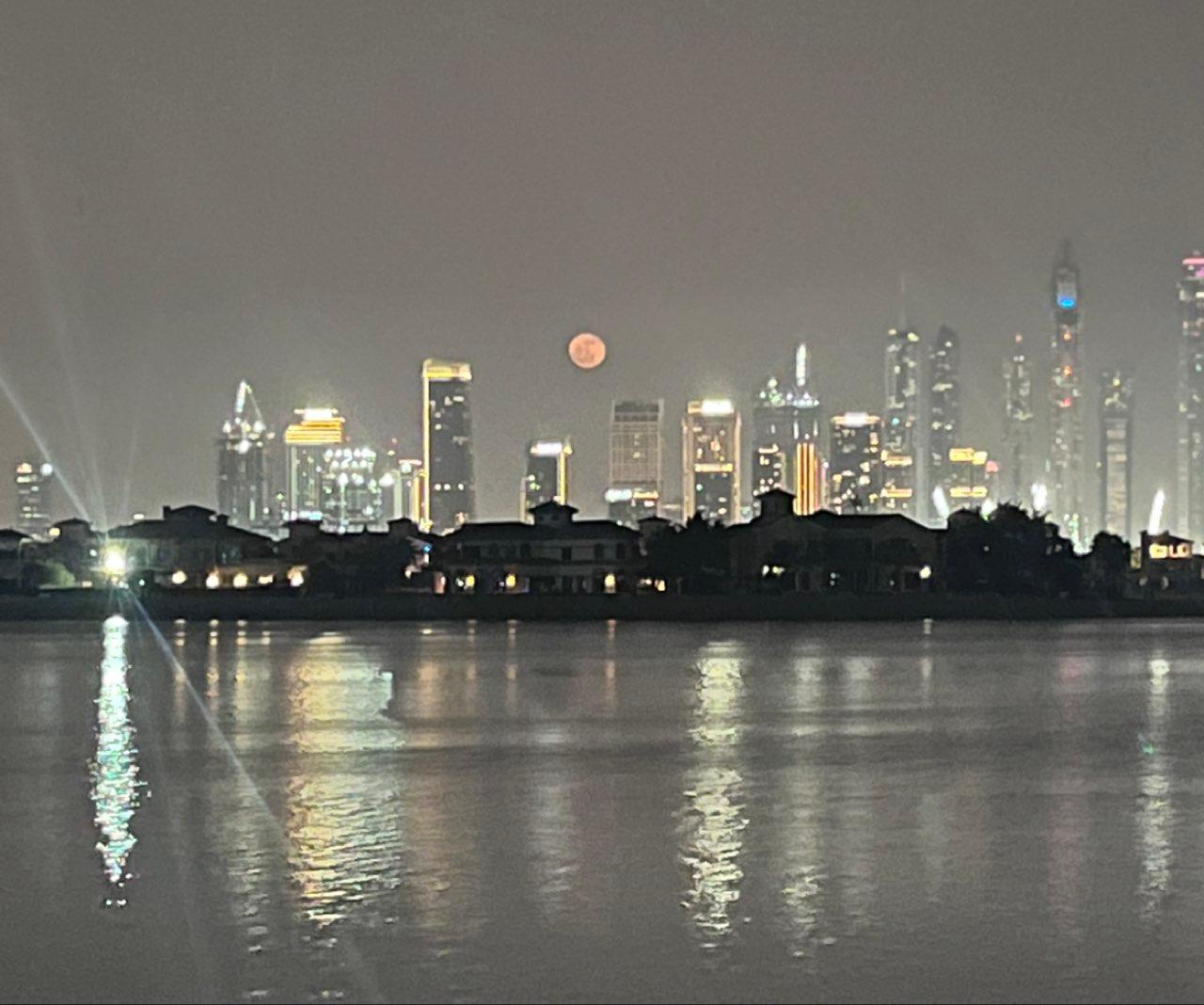 The Moon over Dubai, Vereinigte Arabische Emirate — full moon, Lunar Day 17