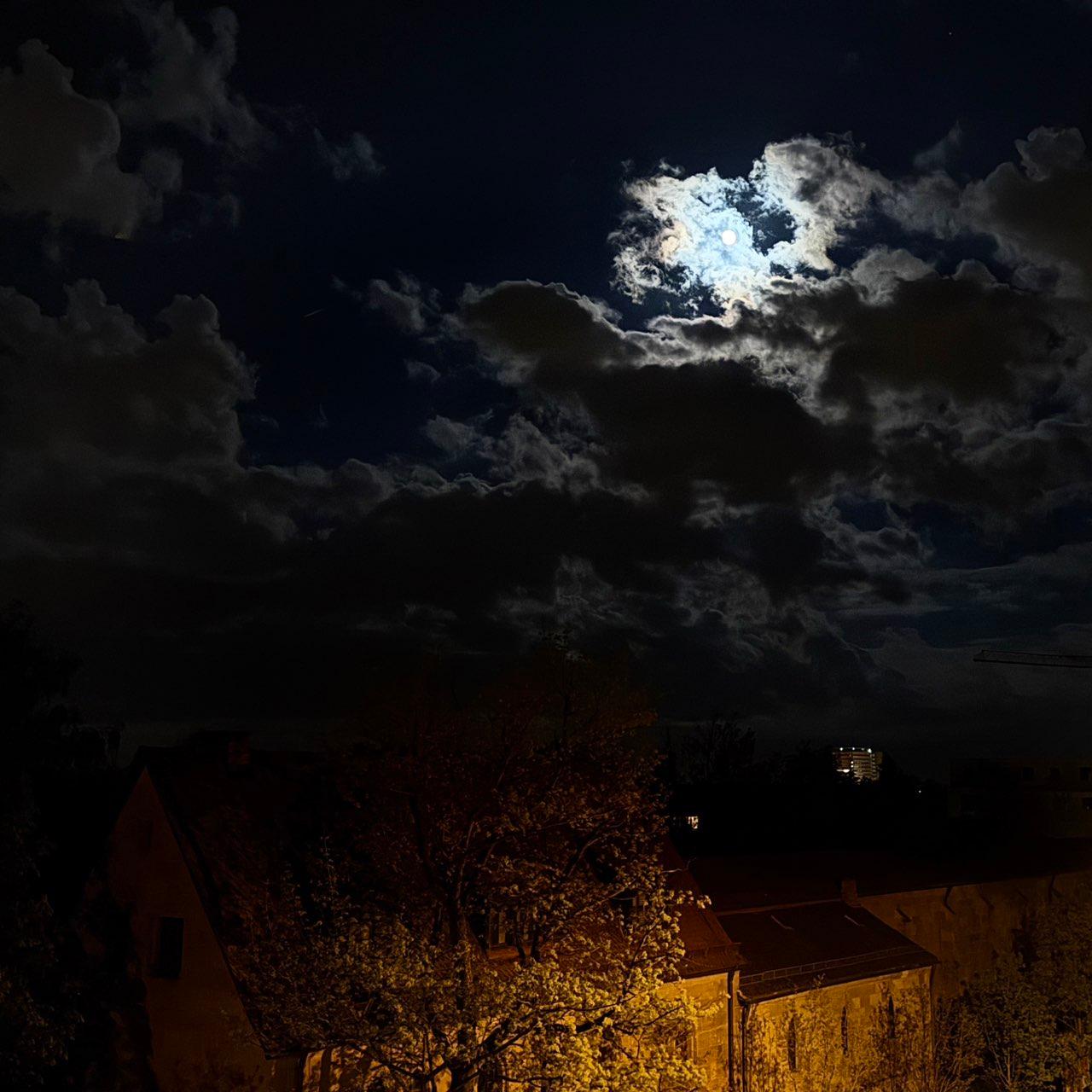 The Moon over Nürnberg, Deutschland — waning gibbous, Lunar Day 17