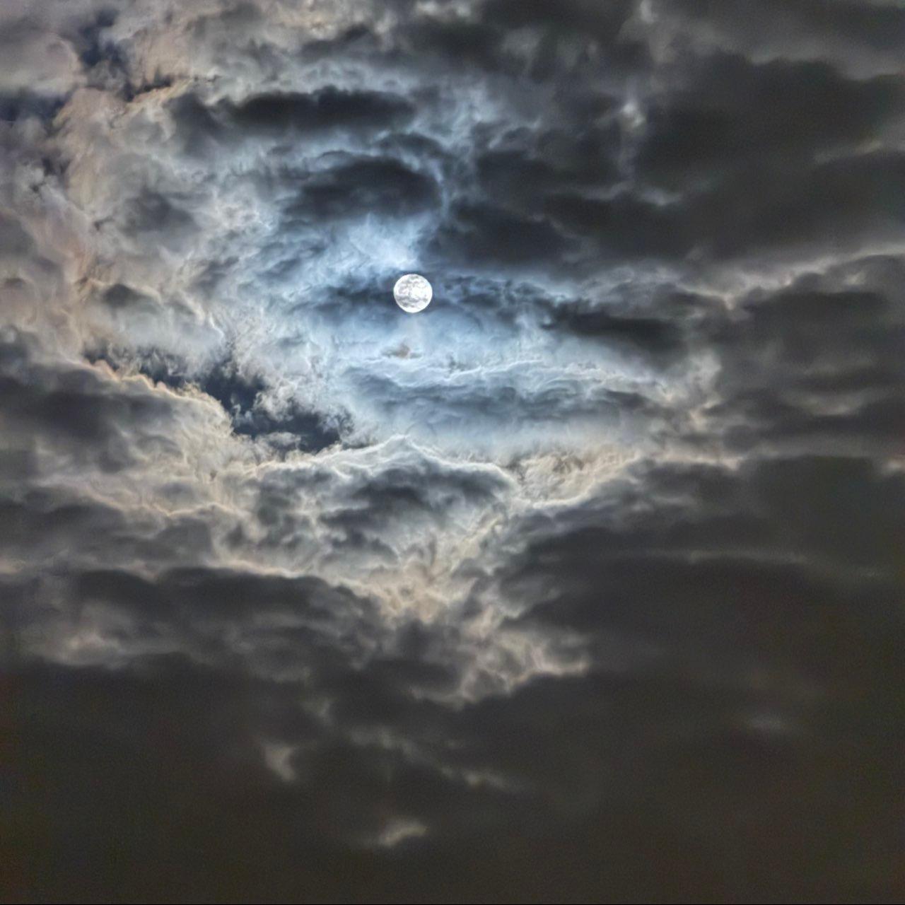 The Moon over Düsseldorf, Deutschland — full moon, Lunar Day 16