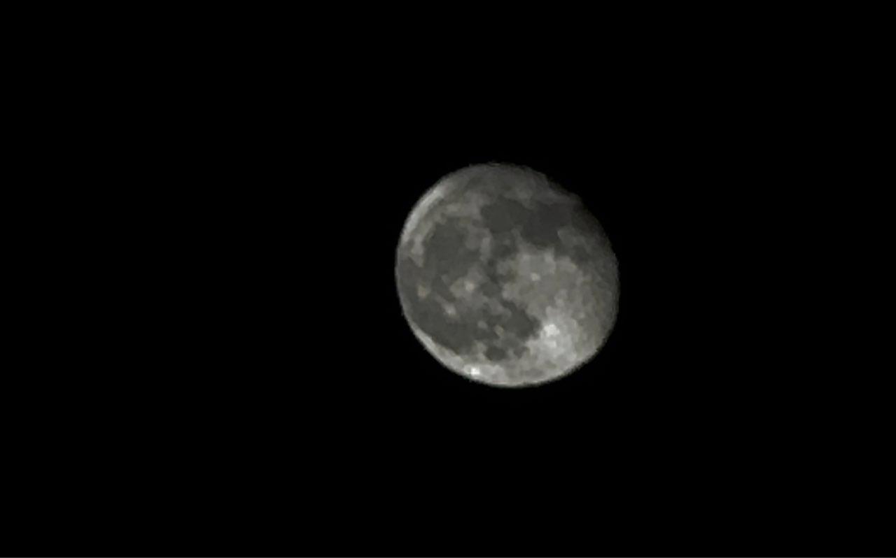 The Moon over San Bartolomé de Tirajana, España — waning gibbous, Lunar Day 18