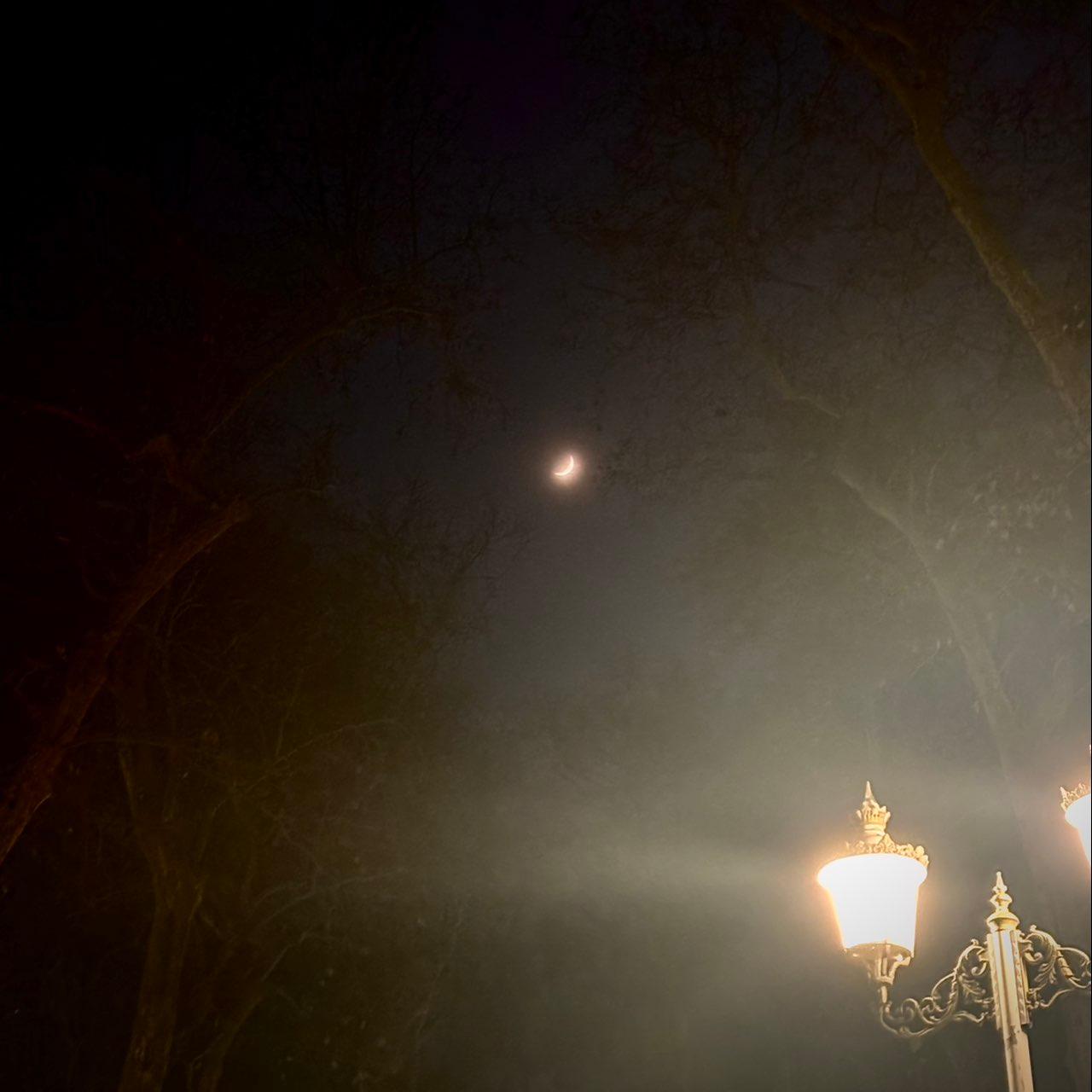 The Moon over Fatih, Türkiye — waxing crescent, Lunar Day 6